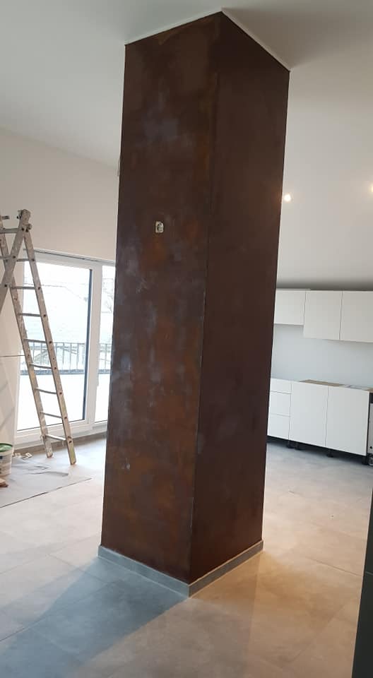 Colonne effet Corten rouille dans cuisine moderne