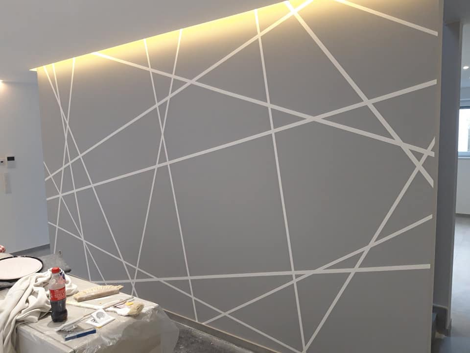 Mur peint gris avec motifs geometriques en lignes blanches et eclairage LED indirect